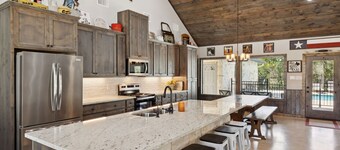 Stunning 6 Bedroom vacation home with pool & hot tub 5 minutes from Frio River!