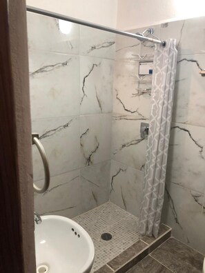 Douche, serviettes fournies, savon, papier toilette
