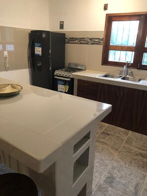 Een koelkast, een magnetron, een oven, een kookplaat