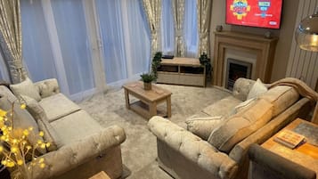 Cabin | Khu phòng khách | TV, lò sưởi