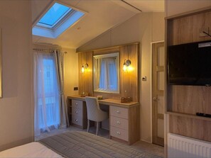 Cabin | 2 bedrooms, iron/ironing board, free WiFi - Skegness - Lodge - Sleeps 6 - Parking - Garden (Skegness)