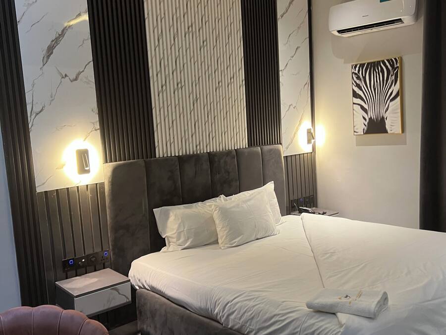 In-room safe, free WiFi