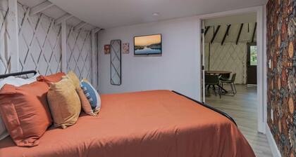 Unique YURT w/ Hammock + Games + 21 mi to Disney!