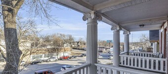 Spacious KC Stay: 2 Bedrooms Near Stadiums, BBQ, Jazz & Fountains!