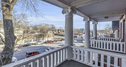 Spacious KC Stay: 2 Bedrooms Near Stadiums, BBQ, Jazz & Fountains!