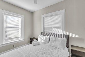 2 slaapkamers, een bureau, een strijkplank/strijkijzer, wifi