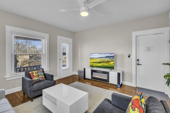 Televisie en een open haard