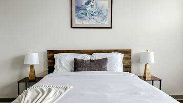 Een bureau, een strijkplank/strijkijzer, gratis wifi, beddengoed