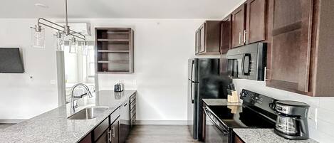 Refrigerador, microondas, horno y parrilla de estufa