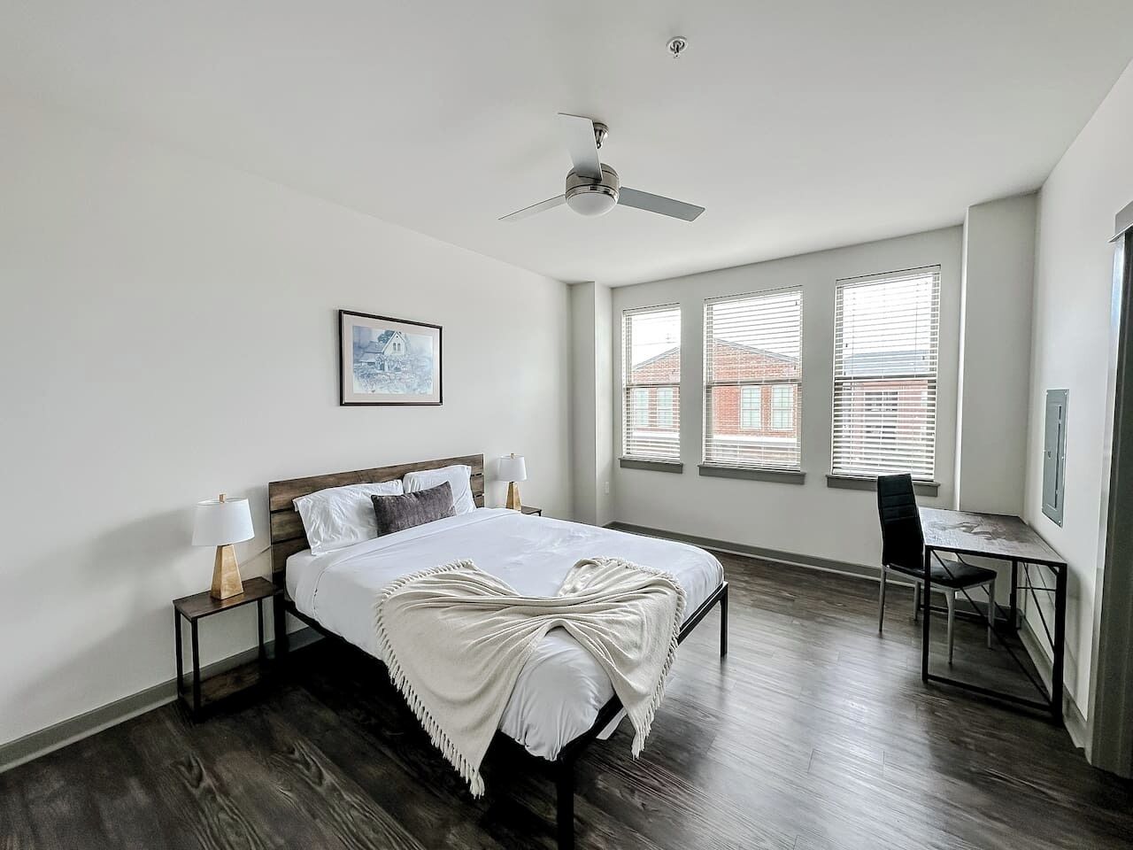 Bureau, fer et planche à repasser, Wi-Fi gratuit, draps fournis