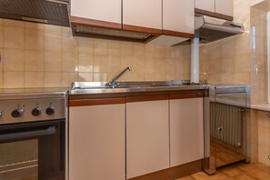 Refrigerador, microondas, horno y cafetera y tetera 