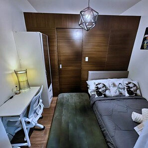 1 habitación, escritorio, tabla de planchar con plancha y wifi 