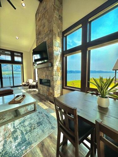 Lakeview Manor overlooking Henry's Lake - Worldclass Fishing - Near Yellowstone