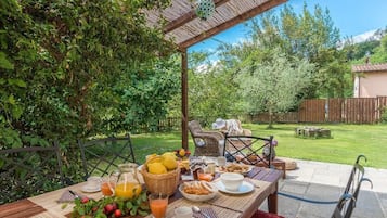 Deluxe-Apartment, eigener Pool, Gartenblick | Terrasse/Patio