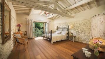 2 camere, una scrivania, tende oscuranti, ferro/asse da stiro