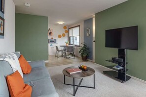 Una televisión, una oficina