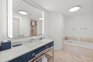 Douche, baignoire à jets, sèche-cheveux, bidet