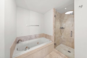 Douche, baignoire à remous, séchoir à cheveux, bidet