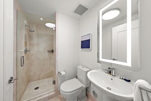 Dusche, Whirlpool, Haartrockner, Bidet