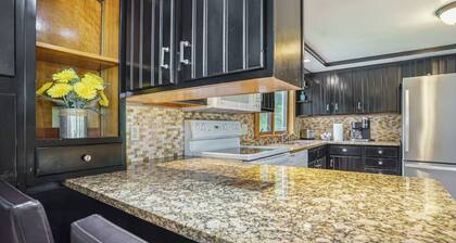 Lovely Lakehouse by Grand Traverse Bay. Pet Friendly!