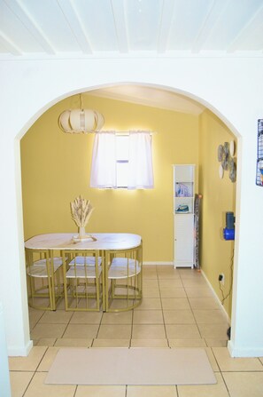 Interior - Bright & Cozy, Walk To Downtown, 3.5 Miles to Stadium.Grill, LightUp Vanity&Crib (Austin)