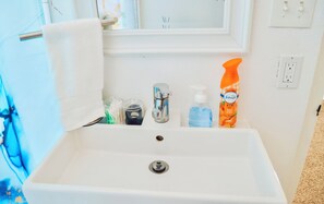 Douche, sĂšche-cheveux, serviettes fournies, savon