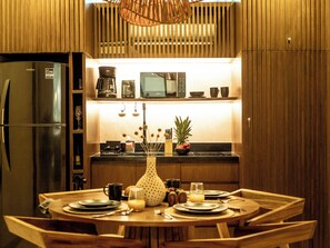 Een microgolfoven, een koffiezetapparaat/waterkoker