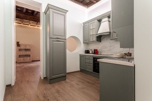 Kjøleskap, ovn, kokeplater og oppvaskmaskin