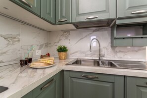Fridge, oven, stovetop, dishwasher