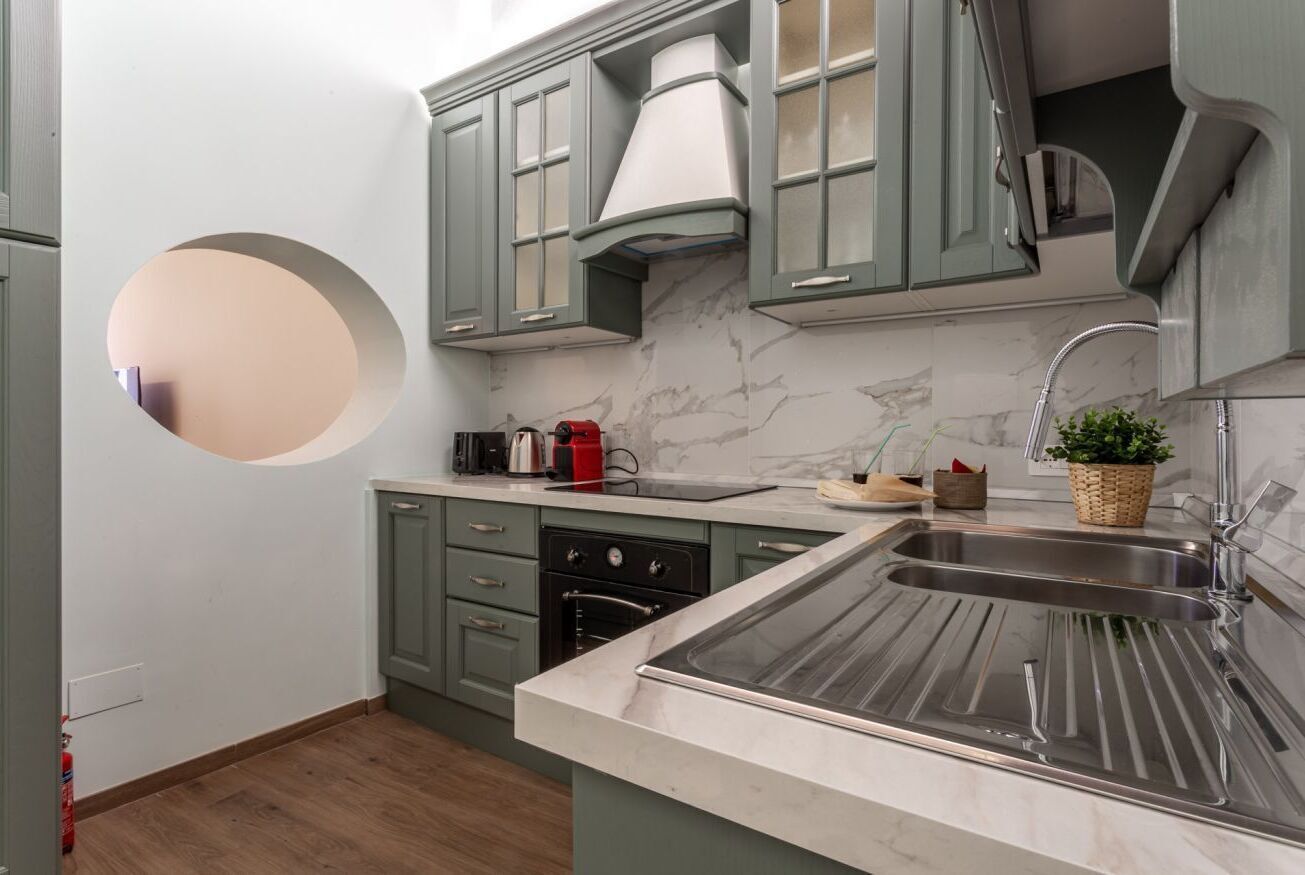 Réfrigérateur, un four, surface de cuisson, lave-vaisselle