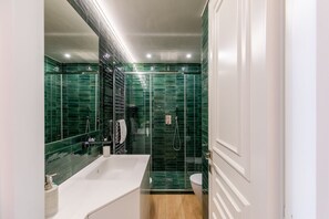 Douche, séchoir à cheveux, bidet, serviettes fournies