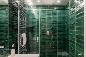 Shower, hair dryer, bidet, towels