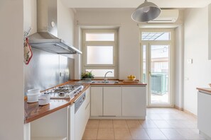 Réfrigérateur, micro-ondes, four, lave-vaisselle