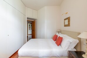 3 habitaciones, tabla de planchar con plancha, wifi y ropa de cama 