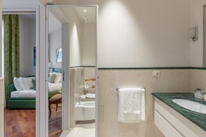 Hair dryer, bidet, towels, shampoo
