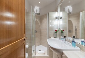 SĂšche-cheveux, bidet, serviettes fournies, shampoing