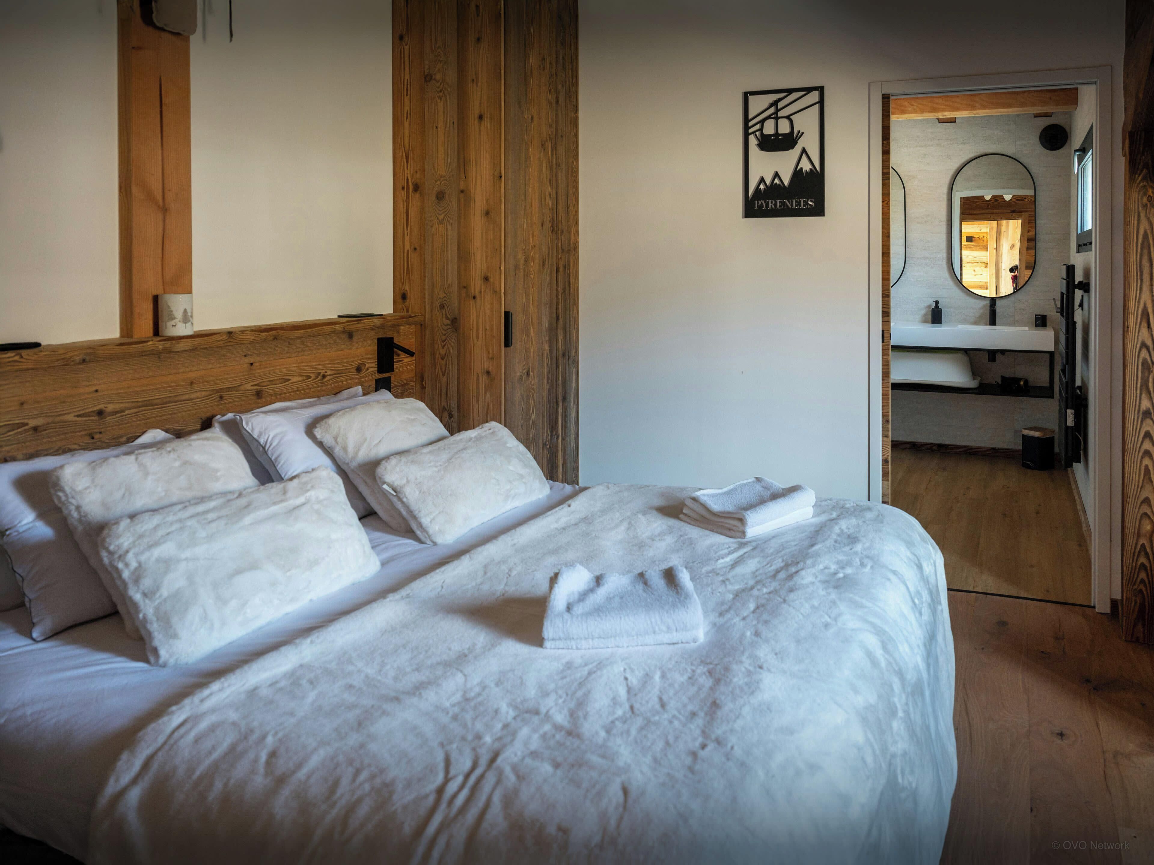 4 bedrooms, desk, iron/ironing board, WiFi