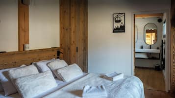 4 bedrooms, desk, iron/ironing board, WiFi