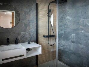 Chuveiro, secador de cabelo, toalhas de banho