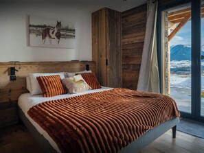 4 habitaciones, escritorio, tabla de planchar con plancha y wifi