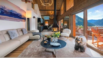 Televisión, chimenea y estéreo