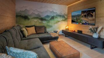 Una televisión, una chimenea, un reproductor estéreo