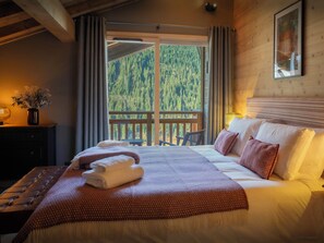 5 bedrooms, iron/ironing board, WiFi, bed sheets