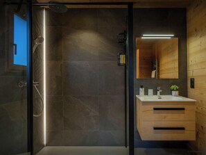 Een douche, een haardroger, handdoeken