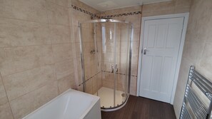 Douche, serviettes fournies, papier toilette