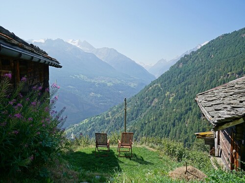 Authentic, beautiful chalet, from 1679. Refurbished. At an altitude of 1,800 m.