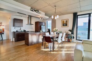 Dining - Cozy 2-bedroom apartment in enjoyable Montréal with AC, fitness room, WiFi (Montréal)
