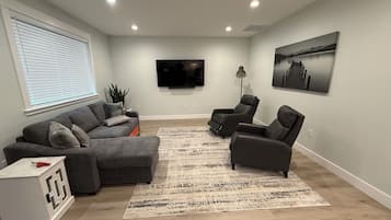 Una Smart TV, videojuegos, una pantalla de ordenador