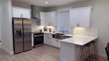 Frigorífico, microondas, horno y placa de cocina