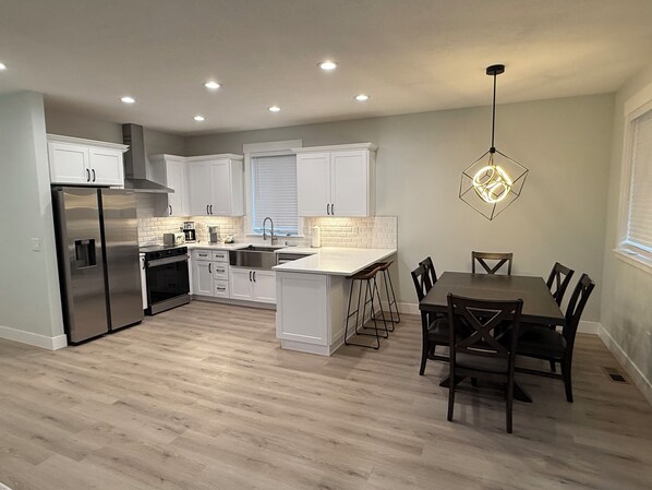 ثلاجة، ميكروويف، فرن، موقد طهي مسطح